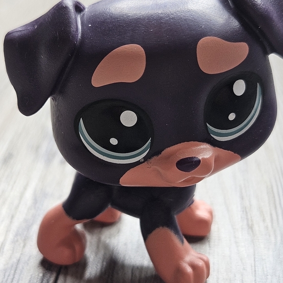 Littlest Pet Shop LPS Dark Tan Purple Thirty Rottweiler Dog Green Eyes - Picture 2 of 6
